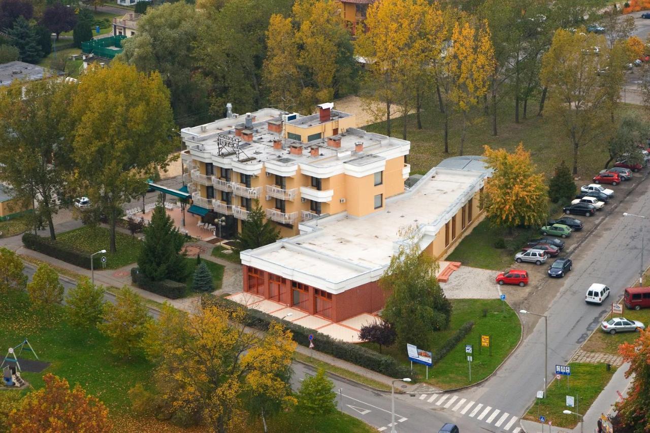 Csipke Hotel Kiskunhalas Exterior photo